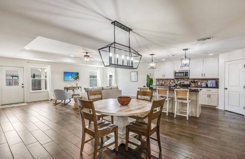 Northwest Corpus Christi House | PrivatePool+Near Airport+Spacious 3 BDR+Extd Stay