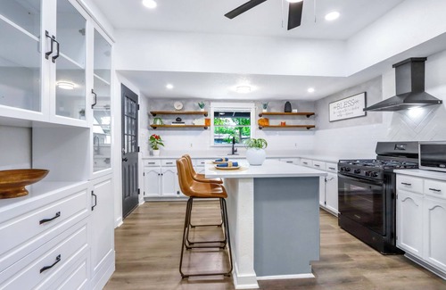 Harlandale House | Quaint Cozy 4-bedroom Retreat Near Downtown San Antonio & All Attractions
