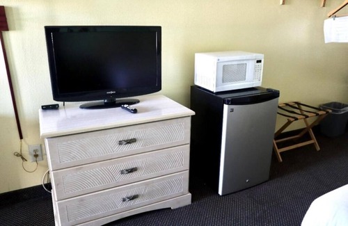 Andrews Hotel | Queen Room Comfort – Affordable Stay with Parking Provided