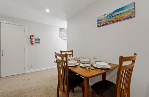 Frankton House | Queenstown Lake Views - Downstairs Apartment