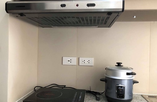 Project 8 Condo | Quezon City Space w/Fast WIFI and Netflix