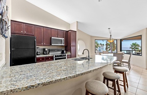 South Padre Island Condo | Quiet Bayfront Condo w/Boat Slips & Fishing Pier!