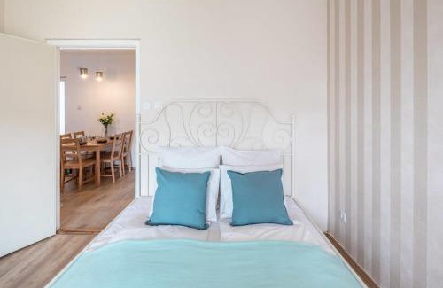13th District Apartment | Quiet home near the center