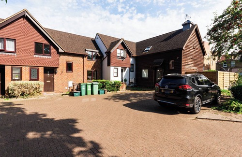 Carshalton Central House | Quiet newly furnished garden house in the heart of Carshalton, South London!