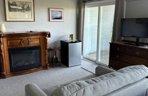 South Addition House | Quiet, spacious, modern home walking distance to Downtown Anchorage