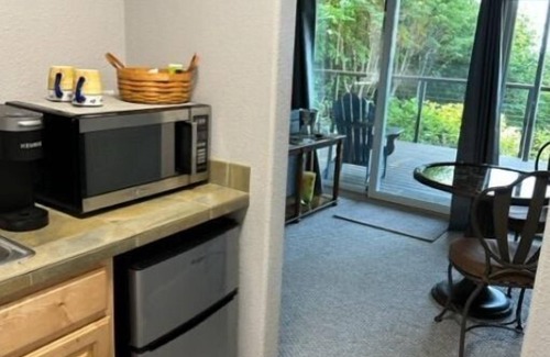South Addition House | Quiet, spacious, modern home walking distance to Downtown Anchorage
