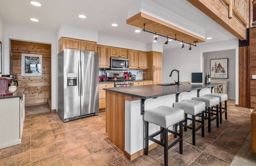 Cle Elum Cabin | Red Fox Luxury Lodge - Gorgeous Views of Lake Cle Elum - Hot Tub - Game Room