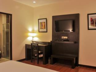 Poblacion District Hotel | RedDoorz Plus at Hotel Esse