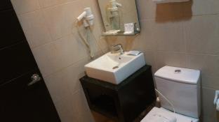Poblacion District Hotel | RedDoorz Plus at Hotel Esse