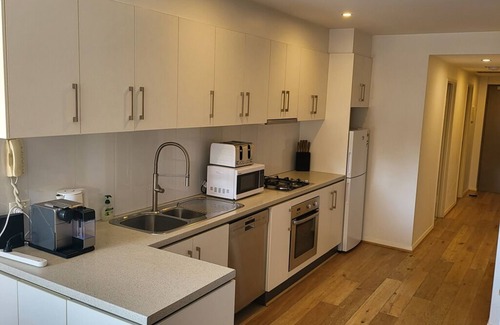 Cooks Hill House | Relax in Style and elegance – 3-Bedroom, 2-Bath Apartment with Secure Parking