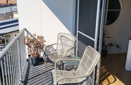 Cooks Hill House | Relax in Style and elegance – 3-Bedroom, 2-Bath Apartment with Secure Parking