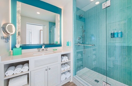 I-435 West KC-KS Hotel | Relax in Style: Spacious Room w/Swimming Pool Near Kansas International Airport