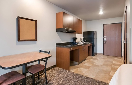 Council Bluffs Hotel | Relax in Your Own Full Kitchen Space Close to Omaha’s Henry Doorly Zoo
