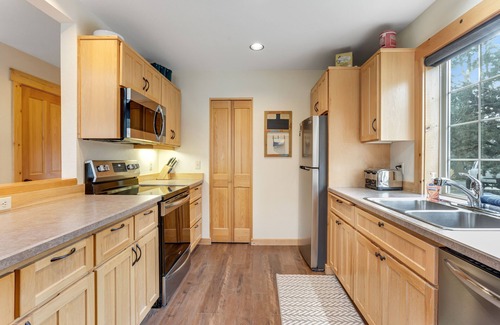 Redmond Ski Chalet | Relaxing golf course-front home with private hot tub, firepit, & shared pool