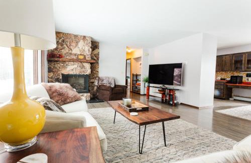 Sand Lake House | Relaxing Lake Haven House - Close to EVERYTHING!