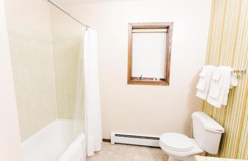 Sand Lake House | Relaxing Lake Haven House - Close to EVERYTHING!