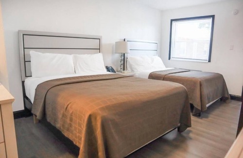 Ronks Hotel | Relaxing Room near Dutch Wonderland – Parking on Premises