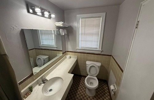 Danville Hotel | Relaxing Stay Near Ballou Park Trails – Pets OK, Free Parking, King Comfort