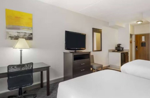 Mundelein Hotel | Relaxing Suburban Stay | Near Entertainment Venues and Shopping Center