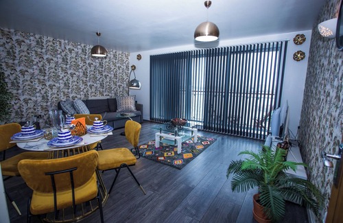 Greenwich Apartment | Remarkable 2-Bed Apartment With Sea View