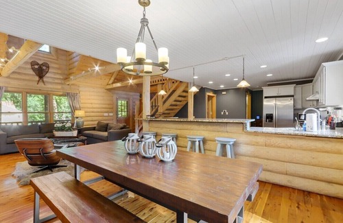 Country Club Estates House | Renovated Log Home At Lake Geneva |Game Room |Ping Pong |Shuffleboard |Movie Room |Swingset |FirePit