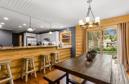 Country Club Estates House | Renovated Log Home At Lake Geneva |Game Room |Ping Pong |Shuffleboard |Movie Room |Swingset |FirePit