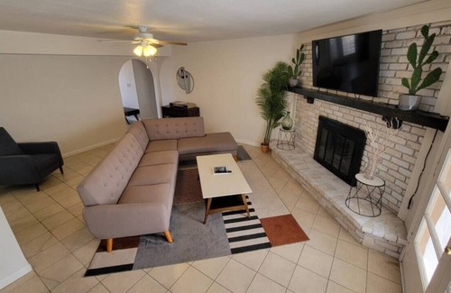 Raskin Estates House | Retro Retreat Scottsdale: 5BR, heated pool, BBQ, outdoor dining