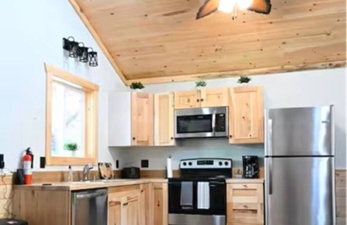 Paris Cabin | Riverfront Deer Cabin