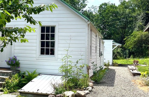 Glenford Apartment | Robin's Nest Studio in Woodstock with garden view of Ashokan