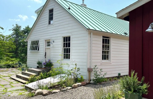 Glenford Apartment | Robin's Nest Studio in Woodstock with garden view of Ashokan