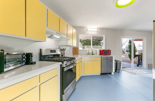 Joshua Tree Highlands House | π΅ Rocky Ridge Retreat - Cozy & Colorful Home in Joshua Tree w/Hot Tub, Fire Pit & BBQ π΅
