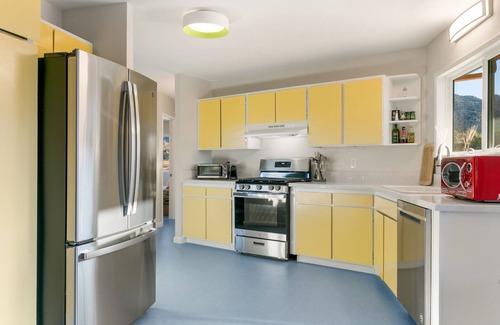Joshua Tree Highlands House | π΅ Rocky Ridge Retreat - Cozy & Colorful Home in Joshua Tree w/Hot Tub, Fire Pit & BBQ π΅