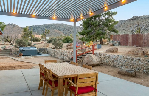 Joshua Tree Highlands House | π΅ Rocky Ridge Retreat - Cozy & Colorful Home in Joshua Tree w/Hot Tub, Fire Pit & BBQ π΅