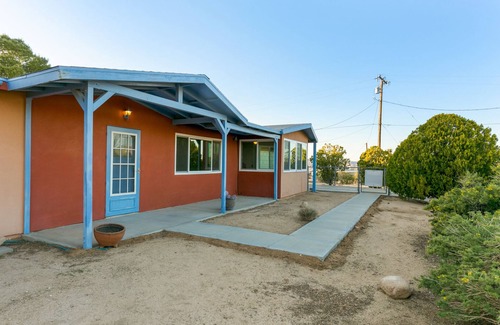 Joshua Tree Highlands House | π΅ Rocky Ridge Retreat - Cozy & Colorful Home in Joshua Tree w/Hot Tub, Fire Pit & BBQ π΅