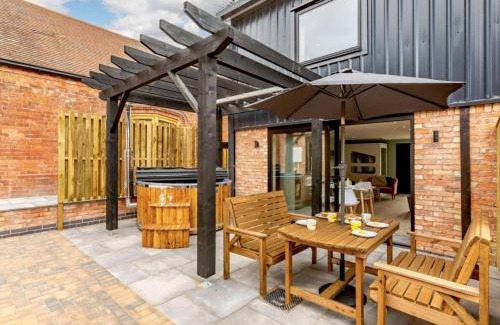 Bishampton House | Roe Cottage - Disabled adapted - 2 bed - hot tub