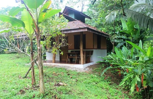 Cahuita House | Romantic bungalow in the middle of a tropical garden, close to the beach.