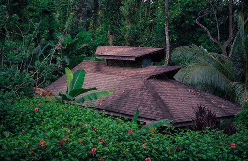 Cahuita House | Romantic bungalow in the middle of a tropical garden, close to the beach.