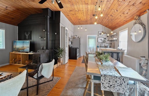 Pocono Pines Cabin | Romantic Pet-Friendly Bungalow in Pocono Pines