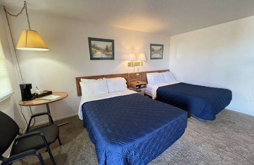Downs Hotel | Room 103 - Double Full - Sleeps 4 - West Lake Grandvue Inn