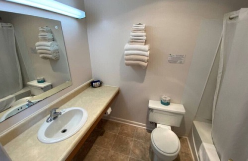 Downs Hotel | Room 103 - Double Full - Sleeps 4 - West Lake Grandvue Inn