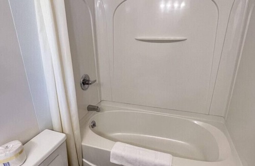 Downs Hotel | Room 103 - Double Full - Sleeps 4 - West Lake Grandvue Inn