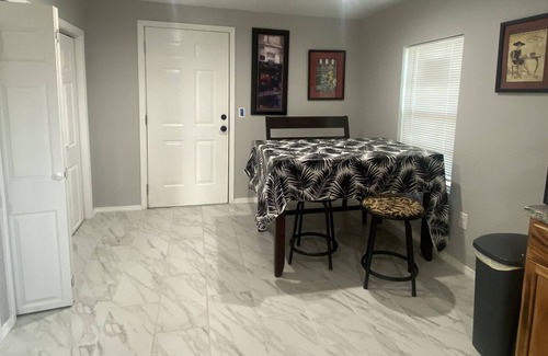 Amarillo House | Rt. 66 Remodeled, Comfy & Relaxing Stay Super Close to Antique Shopping & Food !