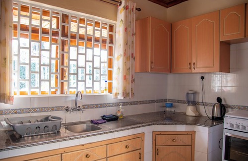 Nairobi Cottage | Rustic cottage with chimney & garden UN BLUEZONE