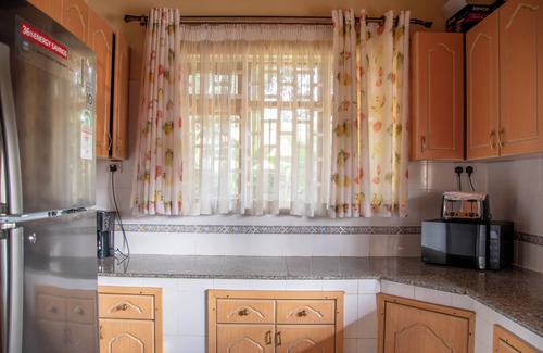 Nairobi Cottage | Rustic cottage with chimney & garden UN BLUEZONE