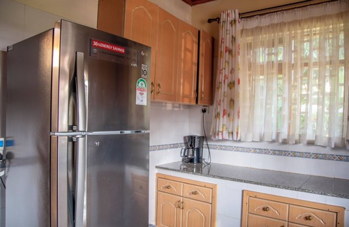 Nairobi Cottage | Rustic cottage with chimney & garden UN BLUEZONE