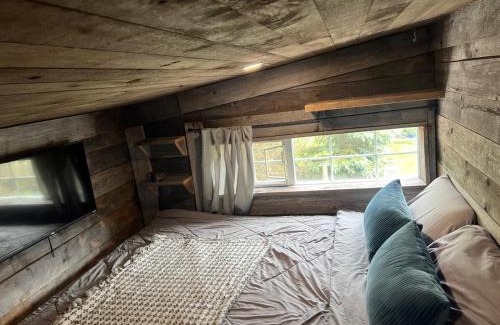 Sayward Apartment | Rustic Guesthouse