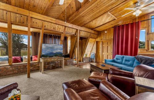 Baderville House | Rustic Mountain Chalet with Private Studio Minutes from Snowbowl
