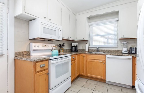 Savannah Beach House | Salty Pause | Charming Cottage, Screened Porch!