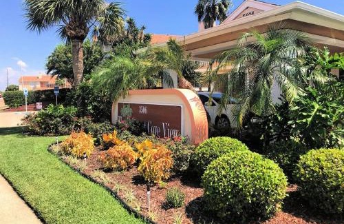 Galveston House | Sandpiper Stay Condo - Pool Near Beach and Seawall!