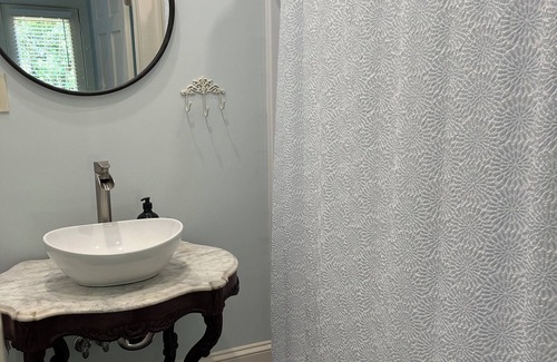 Oakwood Historic District Bed & Breakfast | Sea Room at The Dragonfly Inn